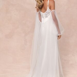 Graceful Romance White Mesh Off-the-Shoulder Veil Cape